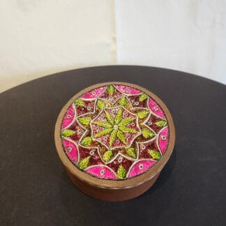Boîte en bois avec motif coloré et détaillé.