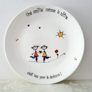 Il est possible d'utiliser mes assiettes pour manger ou y déposer des bouchées. Vigilance est de mise si vous coupez des aliments au risque d'abimer l'illustration. (Va au four micro-ondes- Éviter le lave-vaisselle)