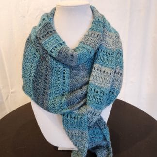 Écharpe en laine mérino bleue et grise, tricotée à la main.