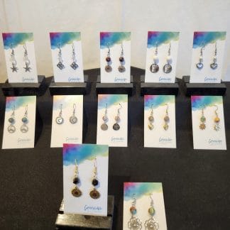 Collection de boucles d'oreilles avec breloques variées en vente chez Oscar T Boutique.