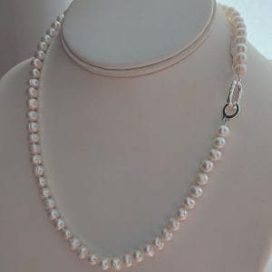 Collier de perles blanches