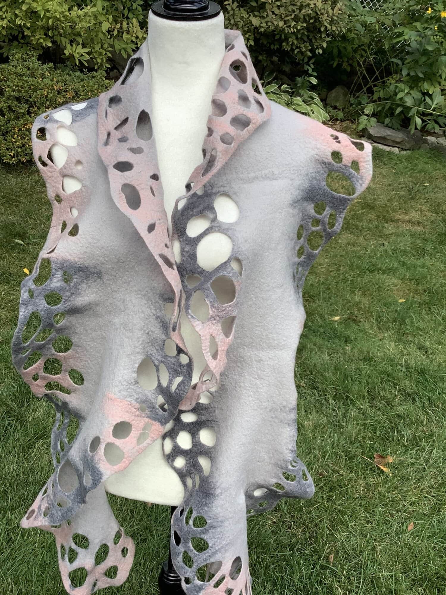 foulard gris troué(25-07) – Image 2
