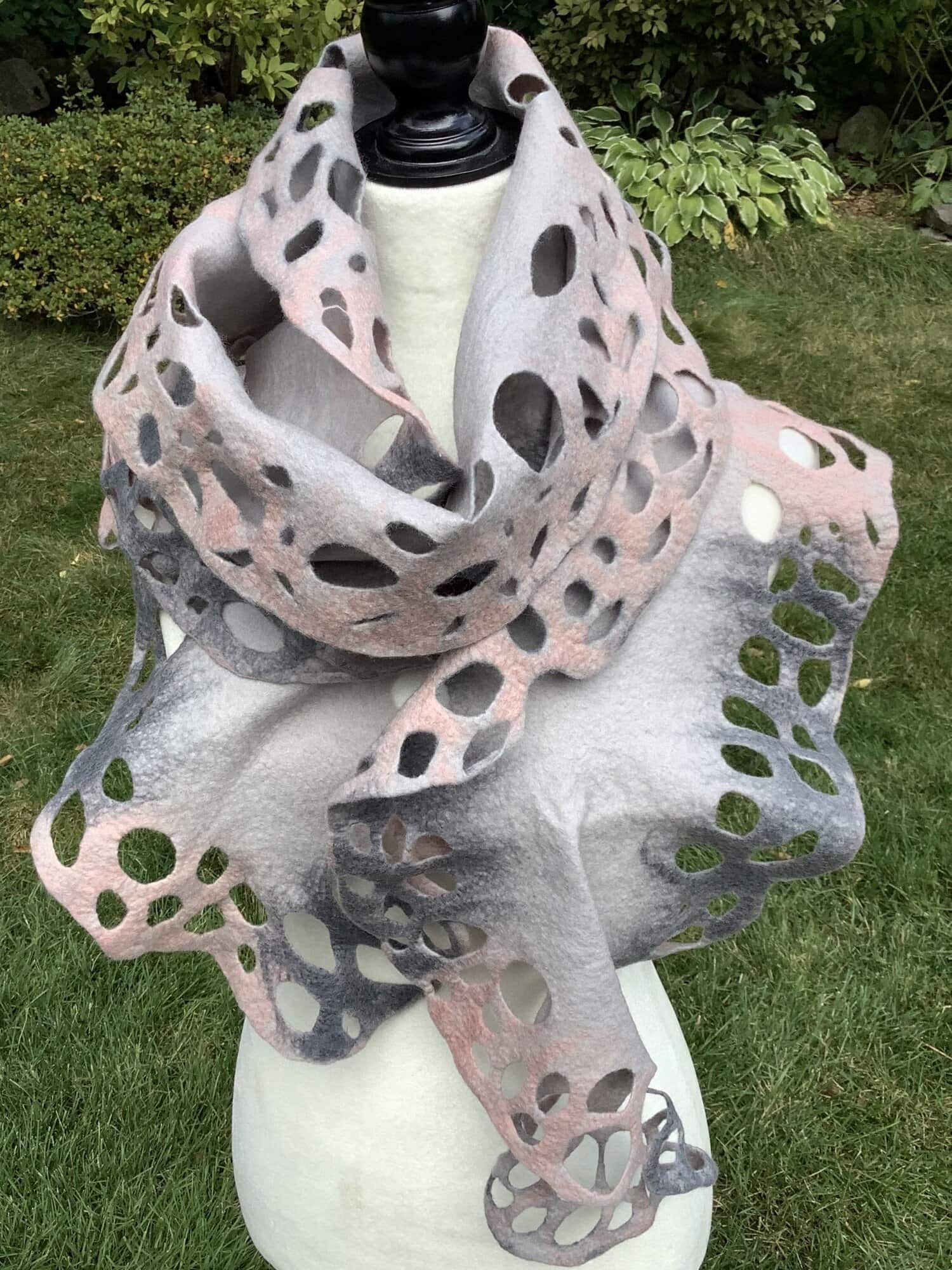 foulard gris troué(25-07)