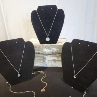 Colliers en acier inoxydable avec pendentifs variés.