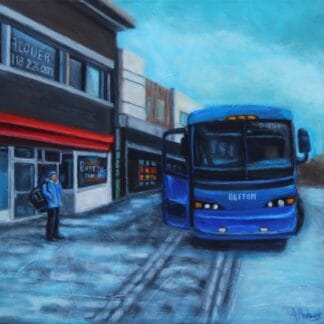 Bus bleu à l'arrêt avec passager attendant, scène urbaine.