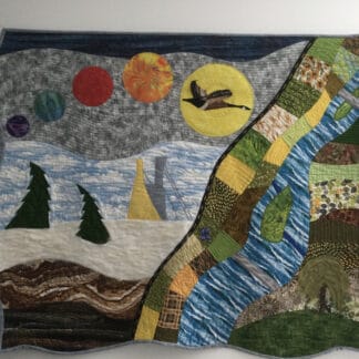 Tapisserie colorée représentant un paysage avec rivière, montagnes et ciel étoilé.