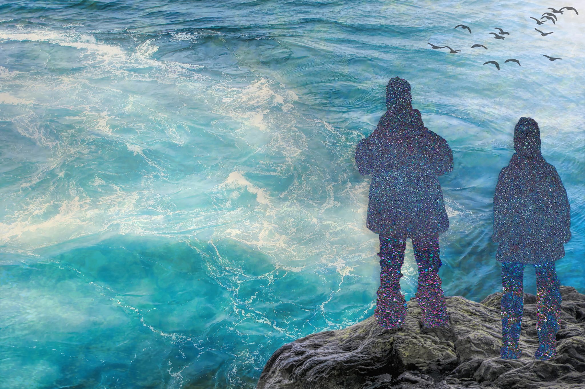 Deux personnes regardant la mer depuis une falaise rocheuse.