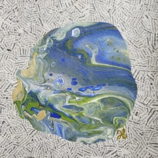 Peinture abstraite avec des nuances de bleu, vert et blanc sur fond de texte.