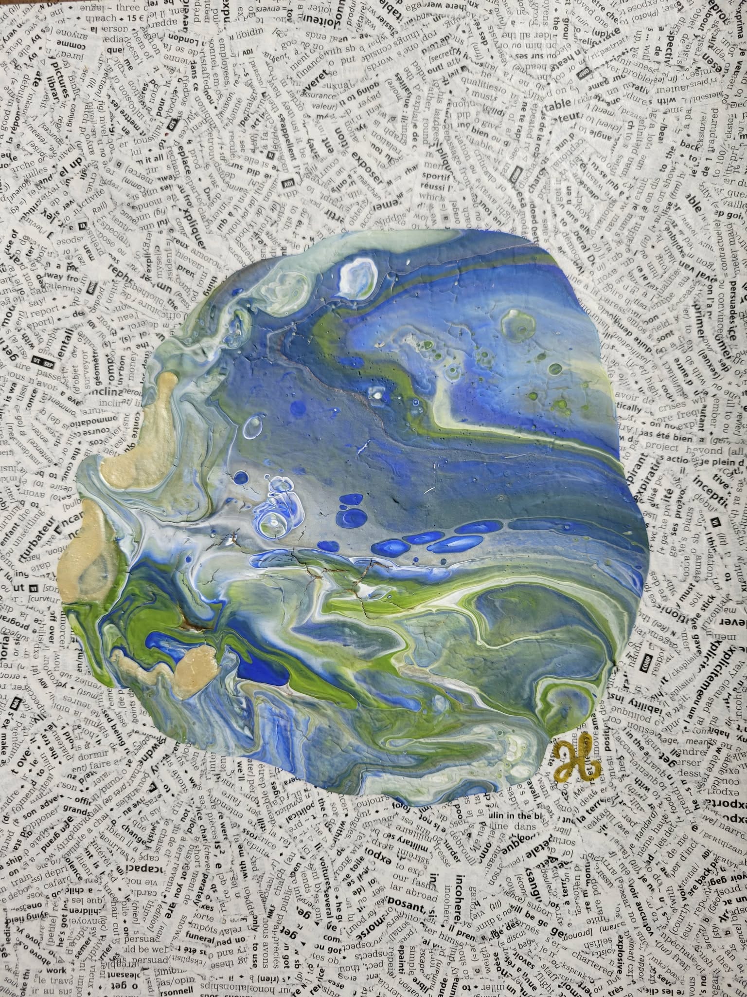 Peinture abstraite avec des nuances de bleu, vert et blanc sur fond de texte.